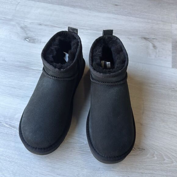 UGG Classic Ultra Mini II Black Size 7 New in Box - Picture 15 of 15